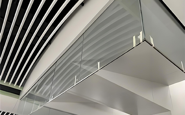 白碱滩玻璃挡烟垂壁