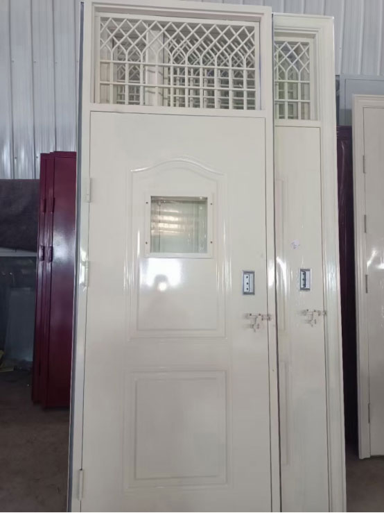 白碱滩学校教室门