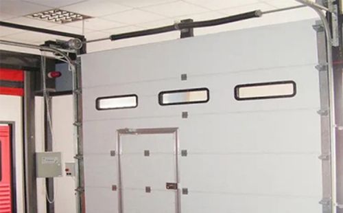 白碱滩工业提升门的安装方法