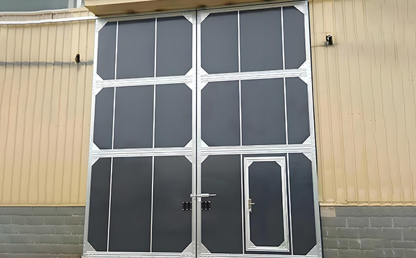 厂房白碱滩工业门选择与维护全解析：提升效率与安全的关键要素