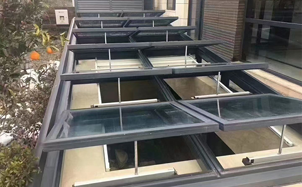 某轨道交通车辆维修车间白碱滩排烟窗应用