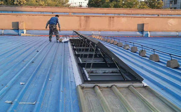 某区域性物流仓储中心白碱滩排烟窗系统安装项目