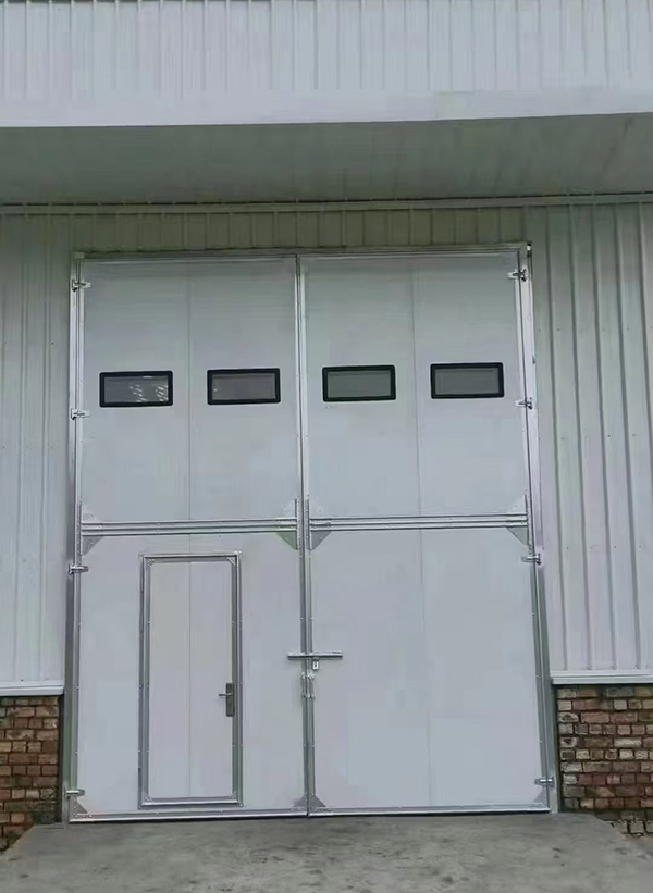 白碱滩工业门在设备装配车间出入口的实施记录